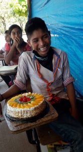 psicologiasdobrasil.com.br - Menino chora de felicidade ao ganhar de professora o seu primeiro bolo de aniversário