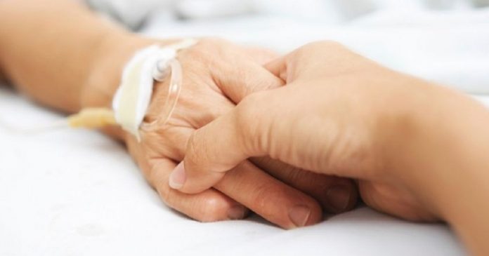 Como a “crença em milagres” pode influenciar decisões de cuidados no fim da vida