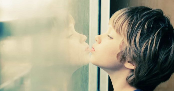 Seis sintomas de autismo que todos os pais precisam conhecer
