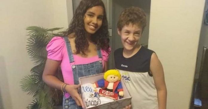 Menina convida amigo autista para ser seu “Príncipe” em festa de 15 anos