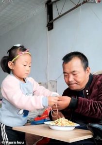 psicologiasdobrasil.com.br - Menina de 6 anos assume cuidados do pai com parilisia após abandono da mãe
