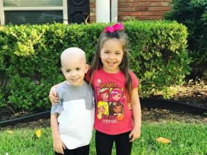 psicologiasdobrasil.com.br - Menina conforta seu irmãozinho que luta contra a leucemia