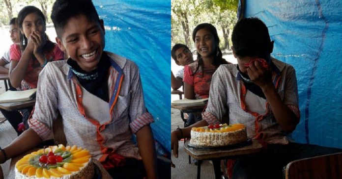 Menino chora de felicidade ao ganhar de professora o seu primeiro bolo de aniversário