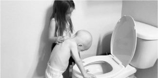 Menina conforta seu irmãozinho que luta contra a leucemia