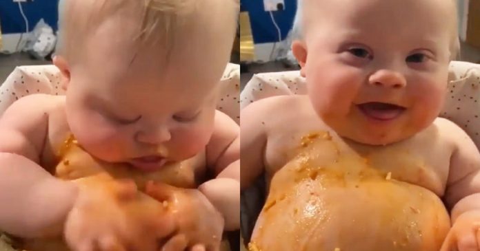 Bebê com Down faz bagunça no jantar e vídeo viraliza