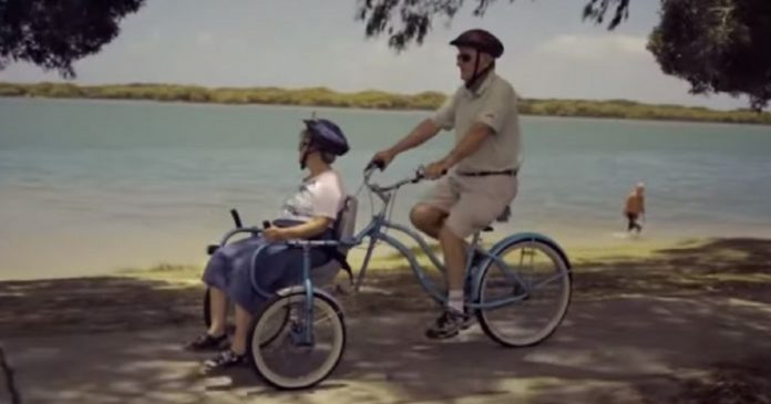 Idoso cria bicicleta especial para levar a esposa com Alzheimer para passear