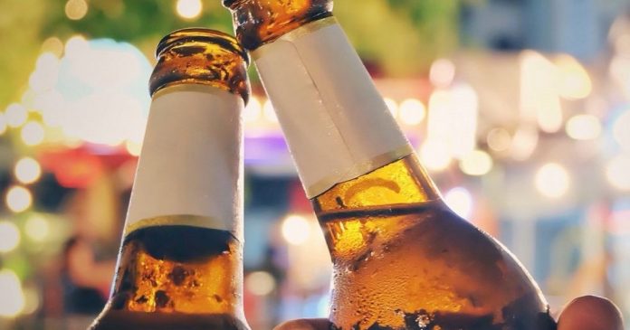 Cada lata de cerveja é equivalente a um pão francês, alertam nutricionostas