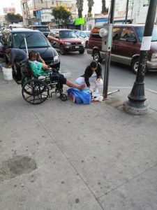 psicologiasdobrasil.com.br - Enfermeira pára no caminho do trabalho e trata feridas de homem em situação de rua
