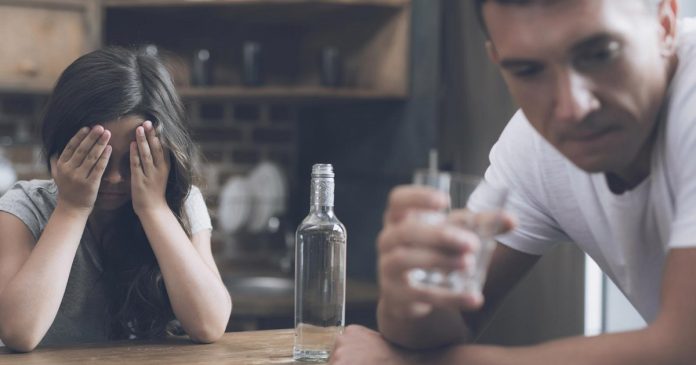 O álcool também causa danos para quem convive com um alcoólatra
