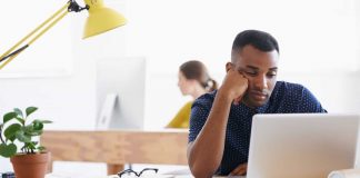 Ter uma planta na mesa pode reduzir o stress no seu local de trabalho