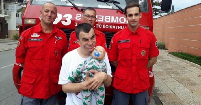 Bombeiros resgatam boneco de homem com deficiência intelectual
