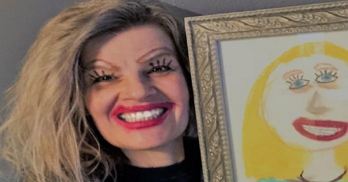 Mãe faz maquiagem para se parecer com o desenho da filha e viraliza