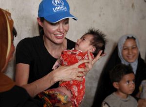 psicologiasdobrasil.com.br - Angelina Jolie doa um milhão de dólares para combater a fome infantil durante o coronavírus