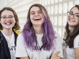 Meninas brasileiras avançam e tem melhor desempenho em ciências do que meninos