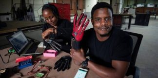 Queniano desenvolve luvas que convertem língua de sinais em áudio