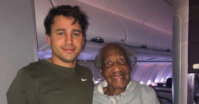 Jovem realiza sonho de senhora de 88 anos ao ceder seu lugar na primeira classe para ela