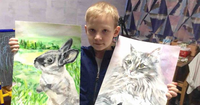Garotinho faz pinturas impressionantes em troca de doações para abrigos de animais
