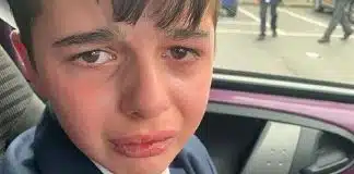 Mãe compartilha foto de filho autista chorando após sofrer agressões por três meses na escola