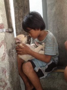 psicologiasdobrasil.com.br - Menino que vive nas ruas adota cachorrinho e lhe dá todo o amor que ele mesmo não recebeu