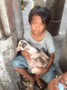 psicologiasdobrasil.com.br - Menino que vive nas ruas adota cachorrinho e lhe dá todo o amor que ele mesmo não recebeu