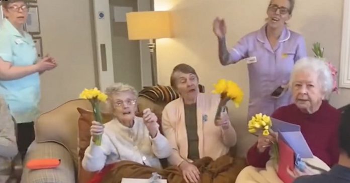 Vovós com demência isoladas durante pandemia cantam para os seus parentes