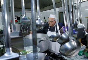 psicologiasdobrasil.com.br - Homem de 90 anos cozinha todas as semanas aos sem-teto e é chamado de "Chef dos pobres"