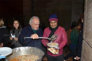 psicologiasdobrasil.com.br - Homem de 90 anos cozinha todas as semanas aos sem-teto e é chamado de "Chef dos pobres"