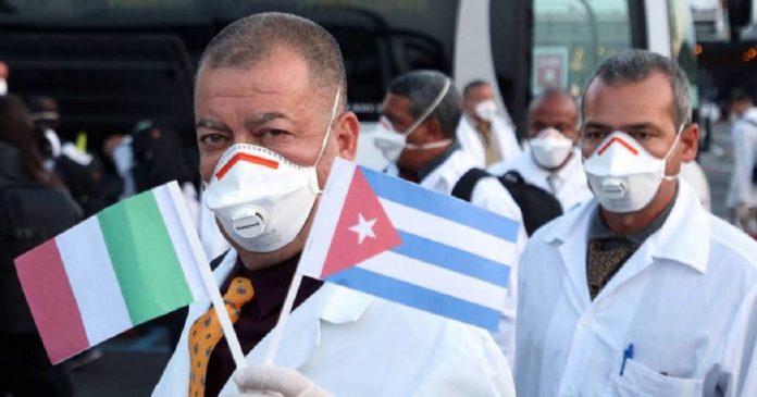 Médicos cubanos chegam à Itália para ajudar no combate ao COVID-19