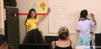 Amigas se juntam para dar aulas de inglês gratuitas a jovens de baixa renda em SP