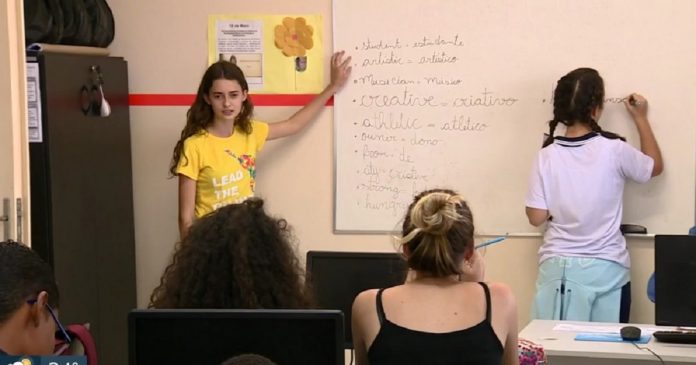 Amigas se juntam para dar aulas de inglês gratuitas a jovens de baixa renda em SP