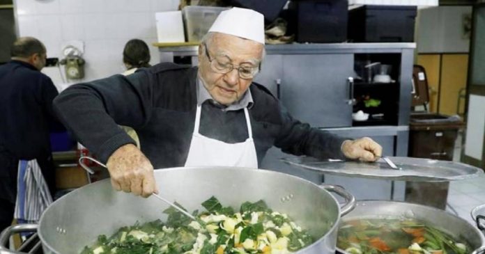 Homem de 90 anos cozinha todas as semanas aos sem-teto e é chamado de “Chef dos pobres”