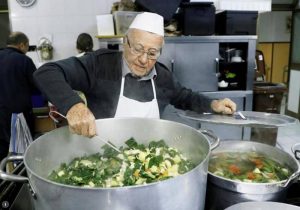 psicologiasdobrasil.com.br - Homem de 90 anos cozinha todas as semanas aos sem-teto e é chamado de "Chef dos pobres"