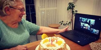 Idosa em quarentena se emociona com festa online nos seus 82 anos; “saudade de todos”