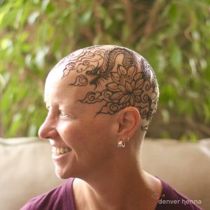 psicologiasdobrasil.com.br - Artista devolve autoestima a mulheres com câncer oferecendo-lhes "coroas de hena"