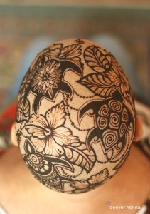 psicologiasdobrasil.com.br - Artista devolve autoestima a mulheres com câncer oferecendo-lhes "coroas de hena"