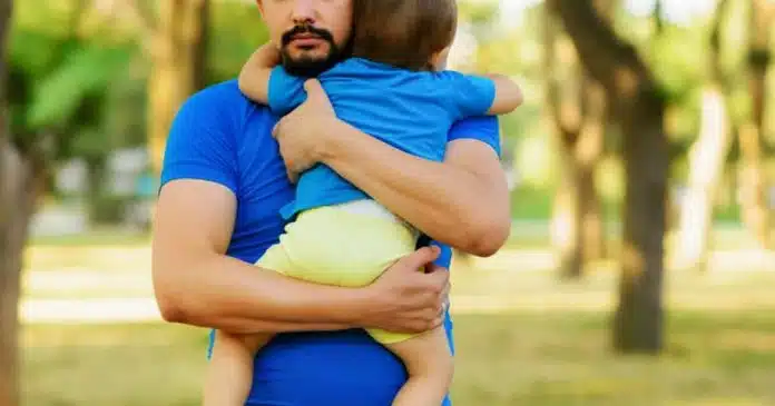 menino-pai-adocao Pai solteiro desabafa: “quero dar meu filho de 2 anos para adoção”