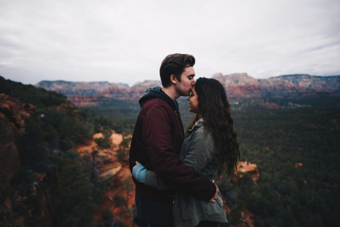 Ser solteiro, namorar ou ser casado é bom: encontre a felicidade no seu estado atual