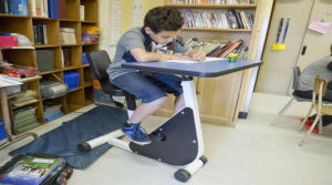 psicologiasdobrasil.com.br - Escola usa mesas com pedal para alunos com hiperatividade