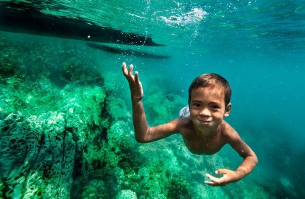 psicologiasdobrasil.com.br - As crianças dessa tribo sofreram mutações para poderem ver debaixo d'água como golfinhos