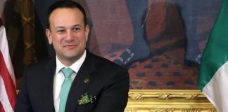 Primeiro-ministro irlandês volta a trabalhar como médico para combater Covid-19