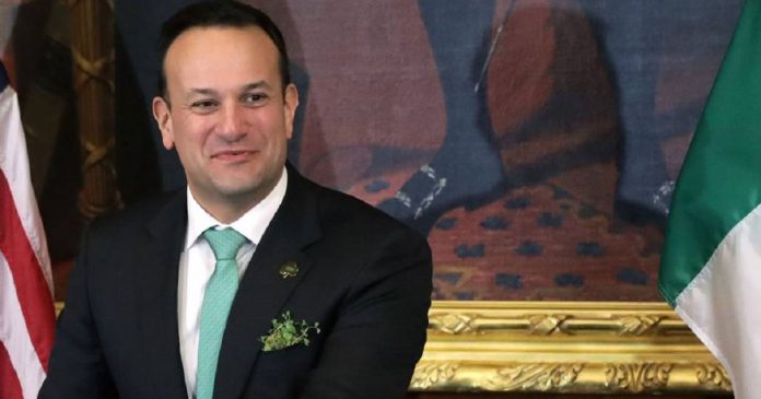 Primeiro-ministro irlandês volta a trabalhar como médico para combater Covid-19