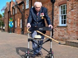 Idoso arrecada mais de 124 milhões para combate ao coronavírus dando voltas em seu jardim