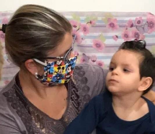 “Faz um mês que não beijo meu filho e a galera achando que é férias”, diz profissional da saúde