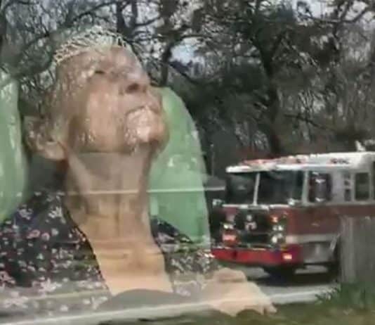 Polícia faz surpresa no aniversário da idosa que por 40 anos lhes serviu jantar de Ação de Graças