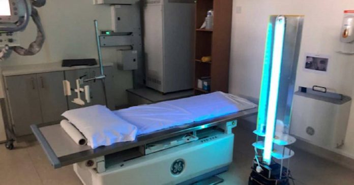 Cientistas irlandeses desenvolvem robô que usa luz ultravioleta para eliminar vírus, bactérias e germes