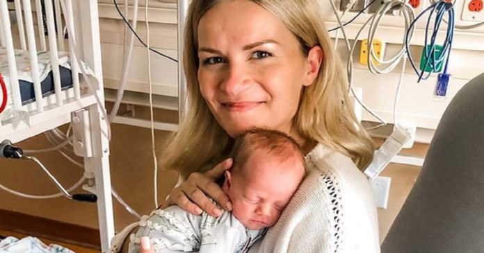 Mãe que deu à luz em coma por coronavírus abraça filha pela primeira vez