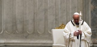 Na vigília de Páscoa, Papa pede coragem: ‘A escuridão não tem a última palavra’