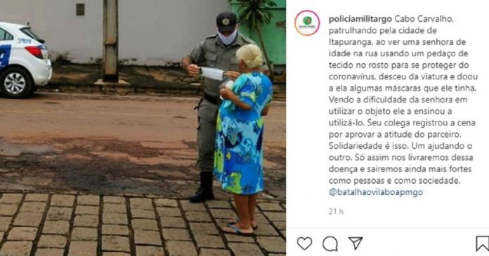 Policial se comove ao ver idosa com pano no rosto e lhe oferece uma máscara