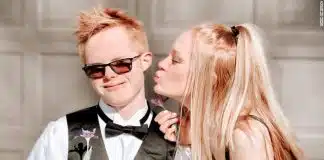 A escola cancelou o baile de formatura, então ela fez um em casa e usou seu irmão como par A escola cancelou o baile de formatura, então ela fez um em casa e usou seu irmão como par