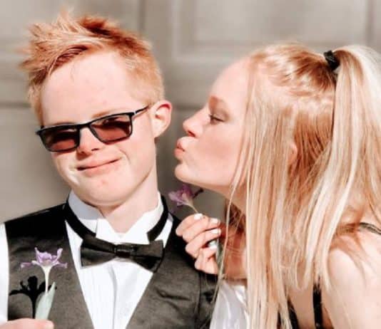 A escola cancelou o baile de formatura, então ela fez um em casa e usou seu irmão como par